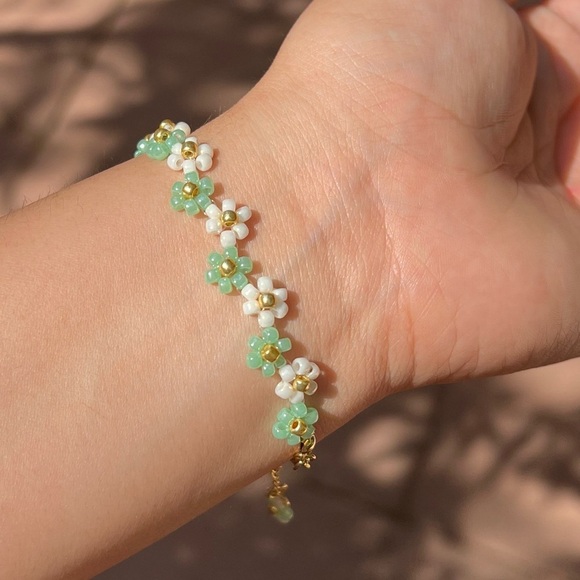 Handmade beaded flower bracelet 18k 24k plated clasp zig zag bracelet - Picture 5 of 5